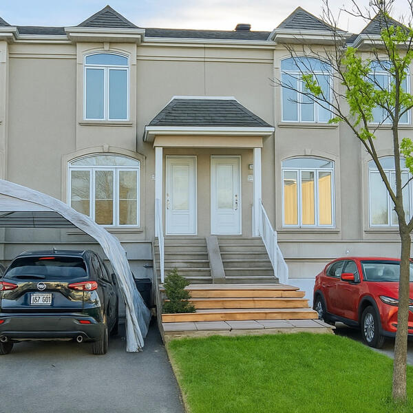 Happy family buying real estate with, real estate broker Gabriela Jonas, serving Longueuil, Brossard, Saint-Constant, Delson and the South Shore of Montreal.